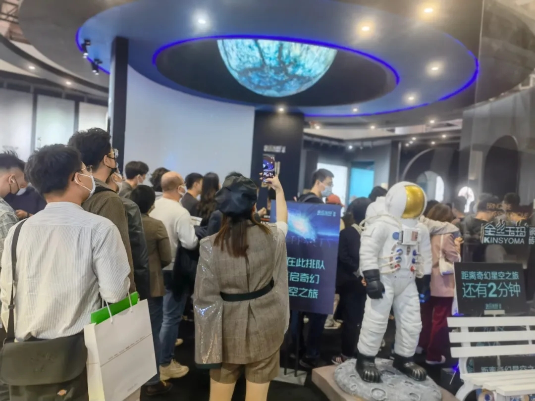 广州设计周打卡TOP1的绝美【金丝玉玛星空主题馆】，大场面超震撼！(图3)